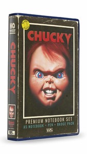 CHUCKY SET PAPELERIA VHS (LIBRETA, CHAPAS Y BOLIGRAFO)